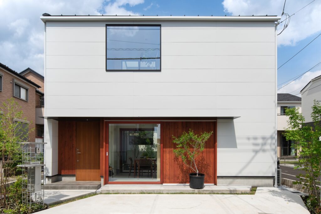 前面道路から見た中庭のある住まい