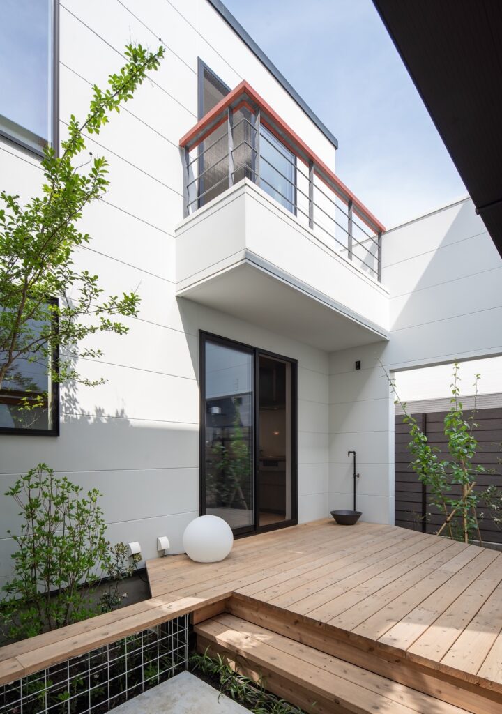 中庭から2階を見え上げた様子