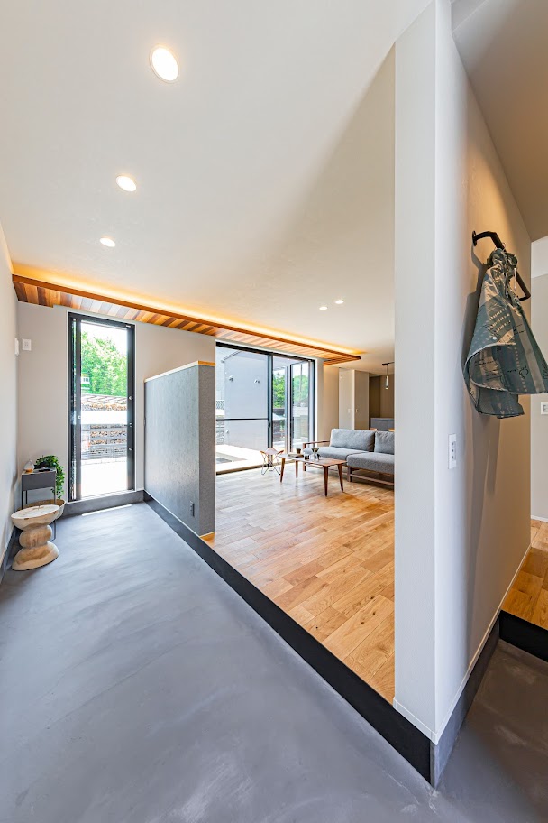 リビングと玄関、庭をつなぐ住宅の土間空間