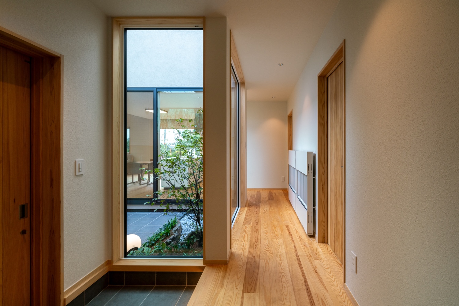 中庭を望む室内空間