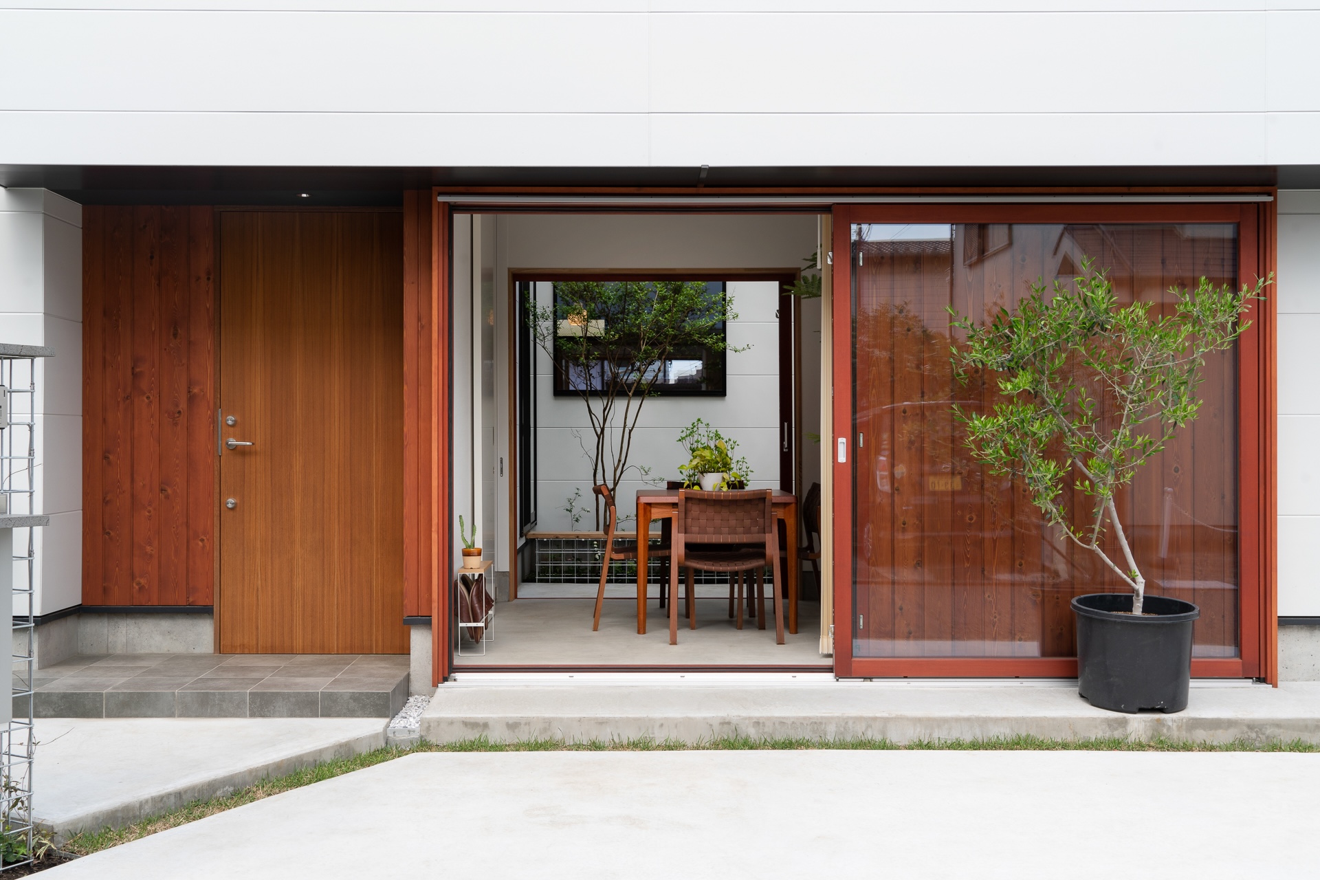 仕事場の窓から中庭とリビングの窓を望む