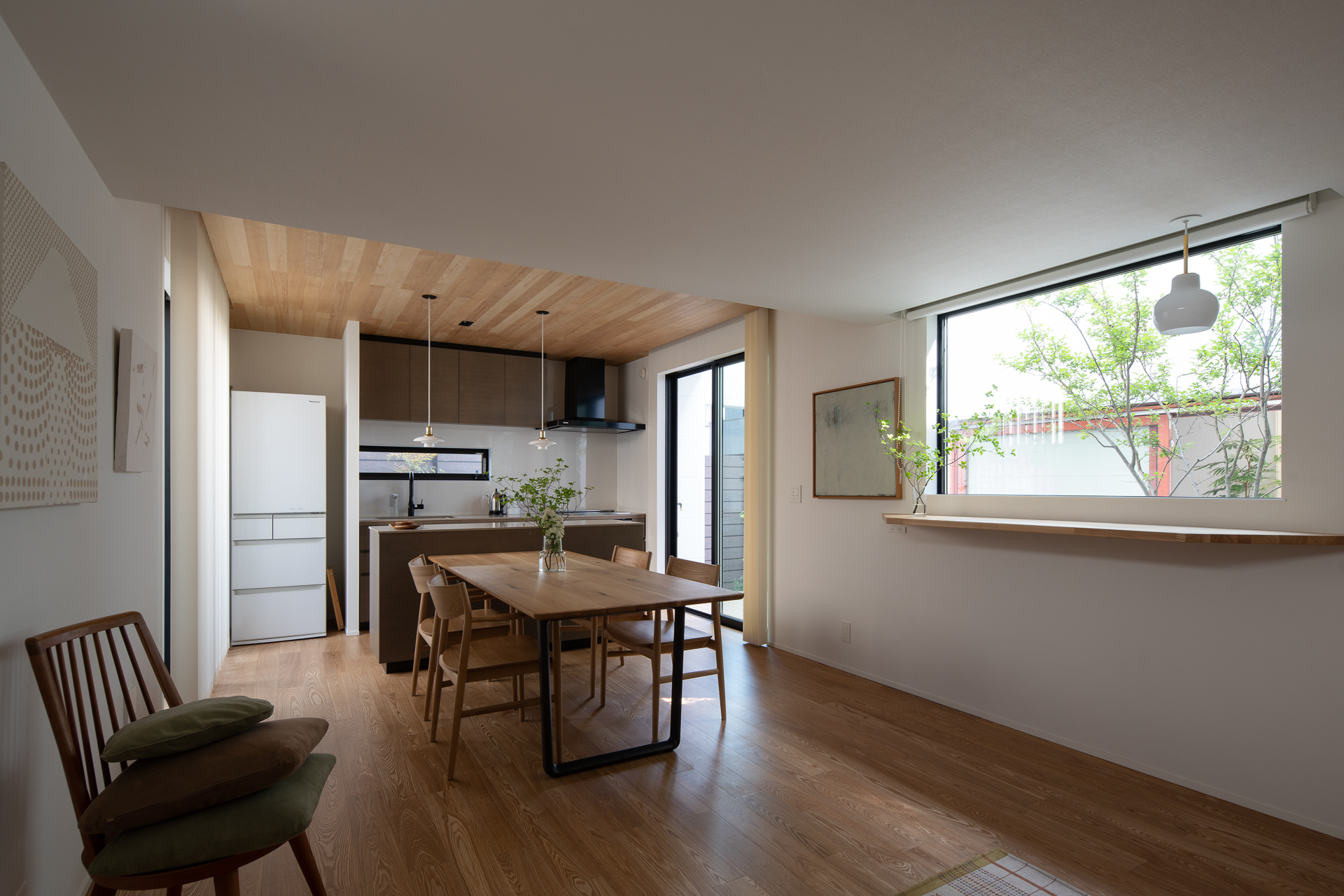 リビングの窓から中庭を望む住宅空間