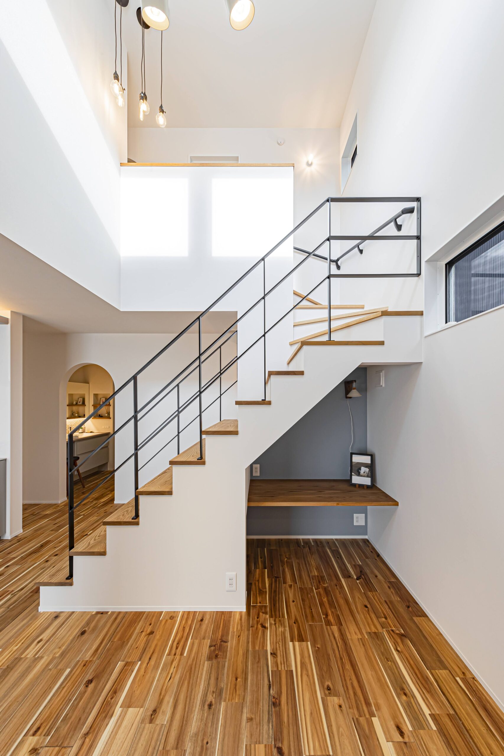 吹き抜けと階段が縦の広がりを生む住宅空間