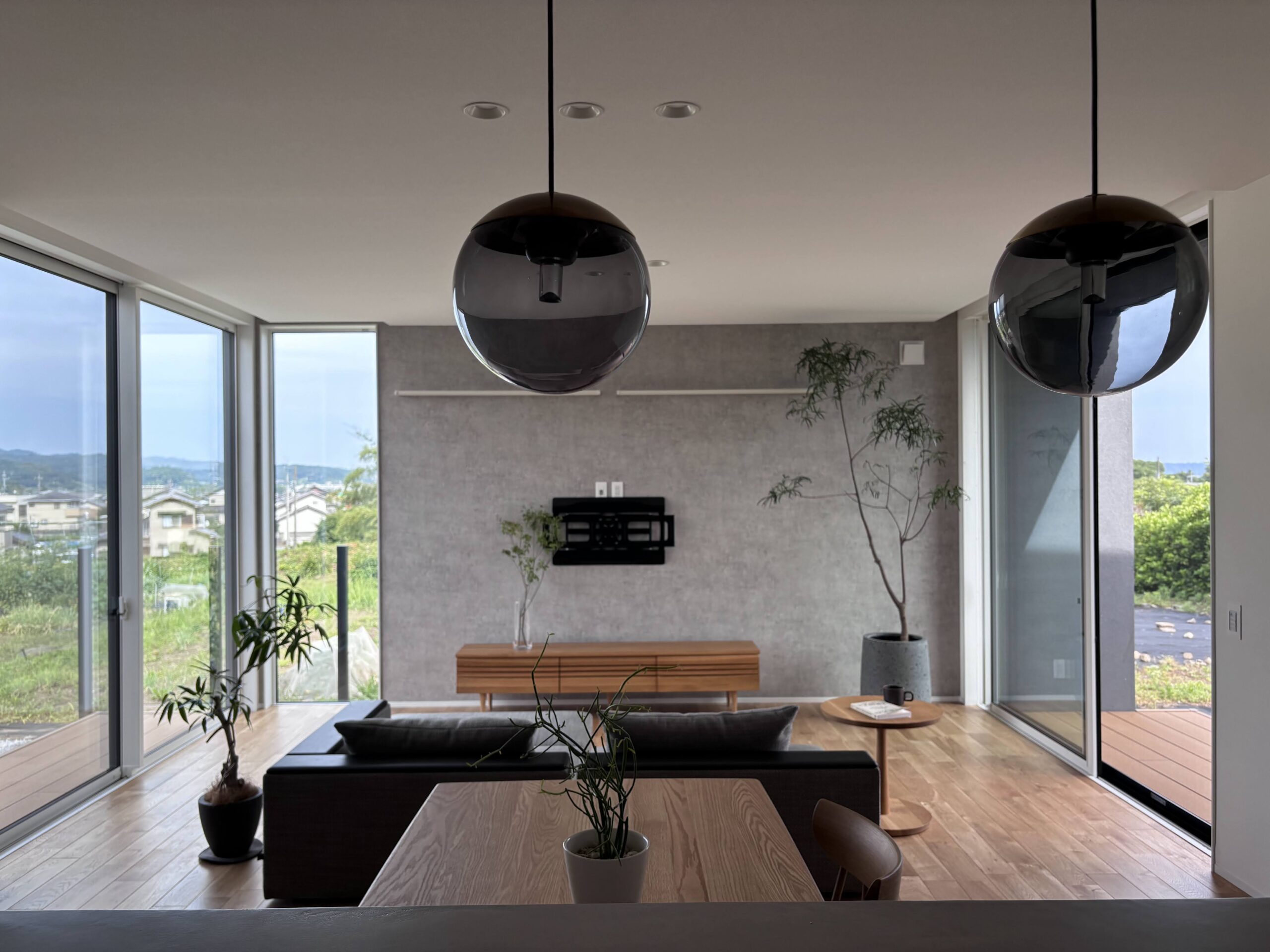 開けた眺望に向かってLDKを配置した開放的な住まい